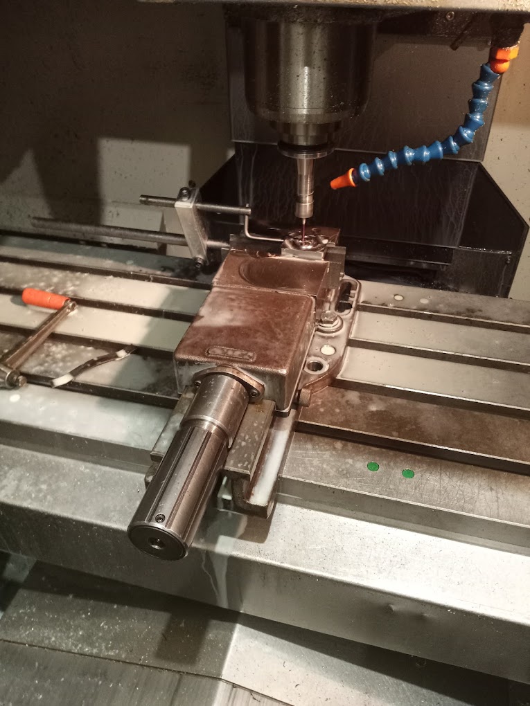 Máquina CNC realizando mecanizado en una pieza metálica.